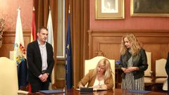 Leire D�ez, firmando el libro de honor de la Diputaci�n de Pontevedra en abril del 2022