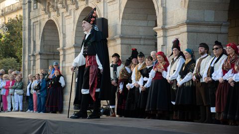 Desfile de traje tradicional gallego en el Domingo das Mozas