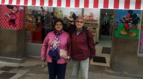 Joaqu�n Nov�s, delante de su tienda de Benito Corbal, junto a su mujer, Dolores Cousi�o. 