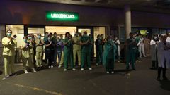 Los sanitarios del hospital cl�nico santigu�s, anoche agradeciendo el respaldo de la ciudadan�a a su sacrificada labor