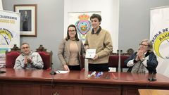 Mart�nez le entreg� a Salanova una placa conmemorativa.