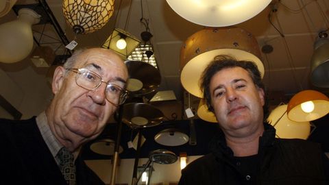 José María Pérez Antolín, izquierda, junto a su hijo José Luis, que está al frente de la empresa de iluminación, en una foto de finales del 2008