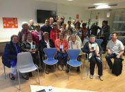 Miguel Sande, segundo por la izquierda en la fila del fondo, present� un libro en su Pastoriza natal rodeado de vecinos.