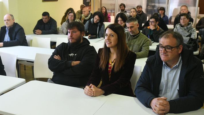 La conselleira Mar�a Jos� G�mez, en el centro, con el alcalde y alumnos y docentes de la Escola de Pastores de Xinzo.