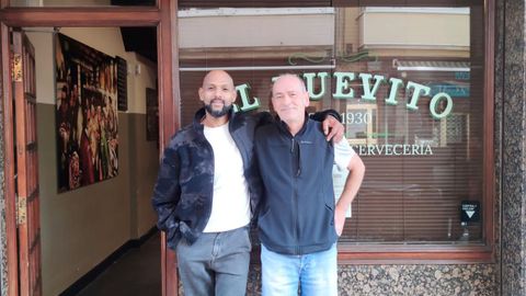 Antony Rodrigo (izquierda) reabre este sábado la jamonería El Huevito, que durante años atendió Javier Rivera (derecha) en la calle San Juan