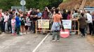 Protesta organizada en junio por la asociacin de padres del colegio de Seoane do Courel en protesta por el retraso en las obras de la carretera