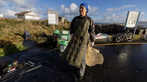 Las fotos de la limpieza de Mar de F&aacute;bula en Camelle por su decimosegundo aniversario