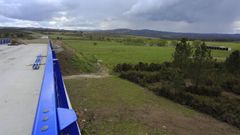 Altri quiere instalarse en esta finca de Palas de Rei, ubicada junto a la autov�a A-54, con el viaducto del r�o Seco a la izquierda