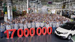 Trabajadores de la f�brica de Renault en Valladolid posan con el coche n�mero 17 millones fabricado en Espa�a