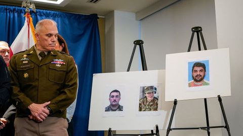 El general Blanchard observa las fotos de los dos agentes heridos y el autor de los disparos , durante la rueda de prensa de la fiscala