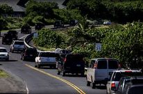 <span lang= es-es >Una larga caravana</span>. La comitiva del presidente Obama se desplaza por una autopista de la isla de Kailua, en Hawai, donde el mandatario disfruta sus vacaciones de invierno.