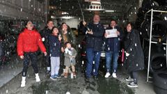 Miguel Fern�ndez, gerente de Talleres Automi, celebrando el quinto premio con familiares, amigos y personal