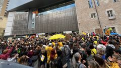 La protesta de docentes ante el edificio de servicios educativos de Girona