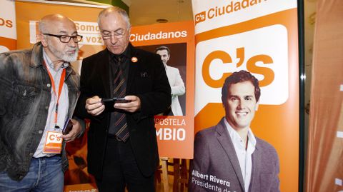 Javier Snchez y el coordinador de Ciudadanos en Galicia, esperan los resultados en el bar Estudiantil.