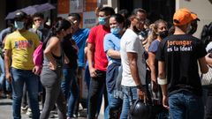 Venezolanos hacen fila para entrar en una tienda con descuentos tras recibir el conocido como bono de Navidad.