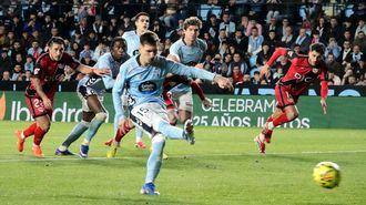 Byran Zaragoza, lanzando el penalti que supuso el 2-0 para el Celta ante el Rayo Vallecano.