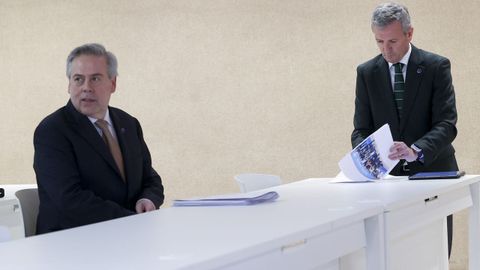 El conselleiro de Sanidade,�Antonio G�mez Caama�o, y el presidente de la Xunta, Alfonso Rueda, justo antes del inicio de la rueda de prensa del Consello.