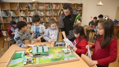 Alumnos do CEIP Castrelo amosannos unha das maquetas coa que se presentan o First Lego League