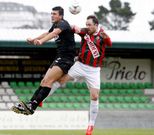 Roberto Prieto intenta ganar un bal�n a�reo. 