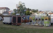 Las atracciones de feria ya se instalaban ayer por la tarde en el campo de la fiesta. 