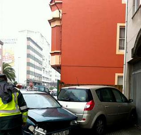 Un veh�culo se sali� de la calzada y choc� otro que estaba aparcado
