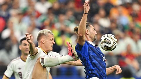 Dani Olmo trata de controlar un bal�n ante Rabiot.