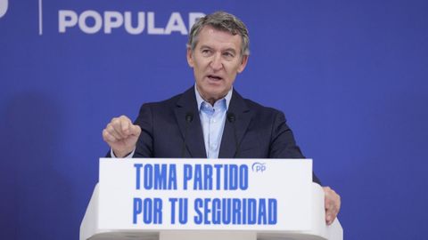 El presidente del Partido Popular, Alberto Nez Feijoo, interviene durante un encuentro con dirigentes locales del PP, en Barcelona.