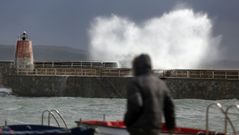Un hombre pasea por el puerto de Corrubedo en una foto de archivo