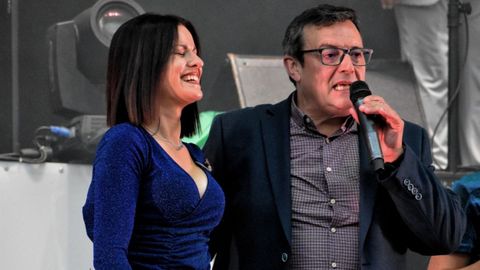 Con Fabián Pardo. Vanessa Cabarcos, cantante de Salsarena, interpretó un pasodoble junto con el mindoniense Fabián Pardo, que fue, hace diez años, el primer cantante que tuvo la orquesta