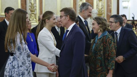 La princesa Leonor, junto a la infanta Sofa, saludan al presidente del PP, Alberto Nez Feijoo y a la diputada popular Cuca Gamarra