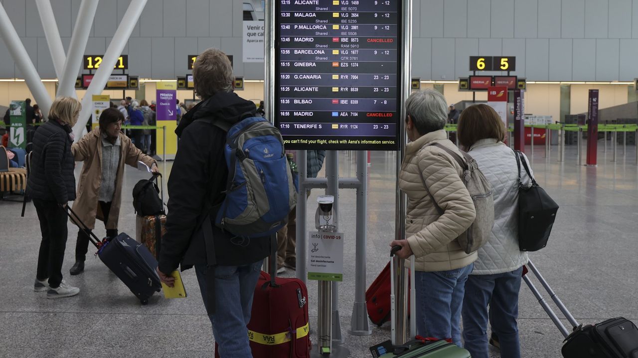El aeropuerto de Santiago, cuarto de España en puntualidad