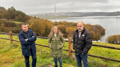 La delegada territorial de la Xunta, en su visita de ayer a As Pontes, con el lago detrs