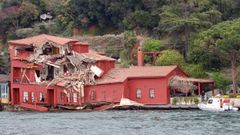 Asi qued� la casa tras el impacto del petrolero