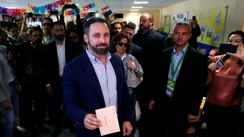 El lder de VOX, Santiago Abascal, ejerce su derecho al voto