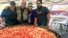 Jos Andrs prepara una paella gigante en Puerto Rico.