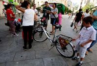 Las firmas se recogieron ayer en la plaza de Galicia, y la campa�a seguir� hasta fin de mes.