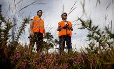 Los voluntarios de Naturviva comenzaron ayer la vigilancia de los montes agolenses.