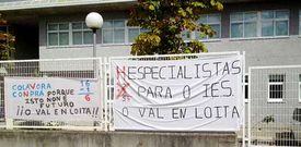Esta es la pancarta que los padres han decidido retirar de la valla frontal del instituto.