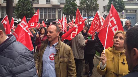 Concentraci�n de los sindicatos ante la sede de FADE