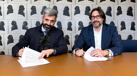 Xavier G�squez (izquierda), managing director de Sinia Renovables, y Emilio Bruquetas (derecha), consejero delegado de RDG, en la firma de la compraventa del parque e�lico Mondigo