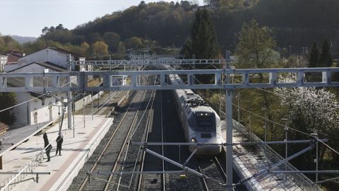 Llegada del tren Alvia a la estaci�n de Sarria procedente de Madrid.