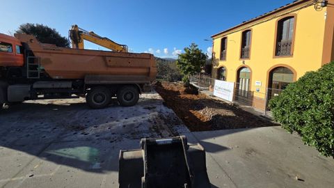 Las obras en marcha para cubrir la pista polideportiva del colegio de Abres