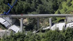 Imagen del viaducto de O Castro tras la demolici�n controlada de un tercer vano