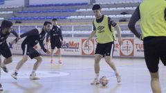 Chus, con el bal�n, en un entrenamiento de los noieses.