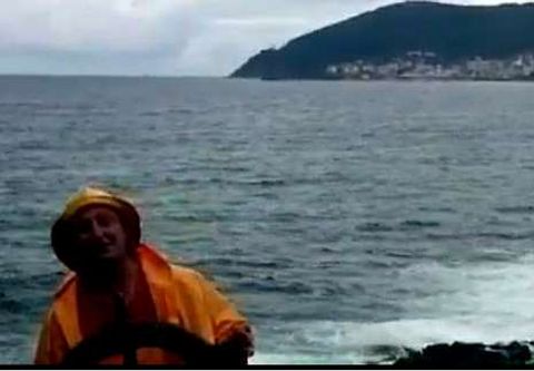 El alcalde de Fisterra, Jos Manuel Traba, al frente del timn.