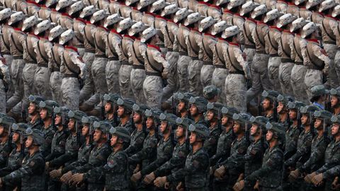 Soldados chinos marchan durante el desfile en Pekín por el 80.º aniversario del fin de la Segunda Guerra Mundial en el Pacífico