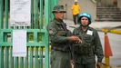 Integrantes del Plan Repblica vigilan un centro de votacin durante las elecciones municipales de este domingo en Venezuela.