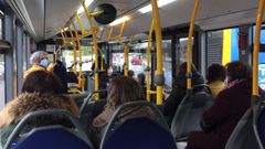 Pasajeros en el bus urbano de Lugo (foto de archivo)