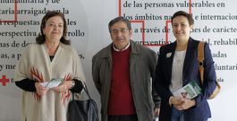 Gloria Lis, Rafael V�zquez y Rosario Ba�os, el viernes, en la sede de Cruz Roja, donde estos tres voluntarios se conocieron. 