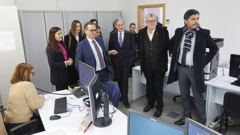 Varios cargos de la política y la Justicia lucenses acompañaron a José María Gómez y Díaz-Castroverde (en el centro, de corbata azul) en la inauguración del Juzgado de Primera Instancia número 6 de Lugo.